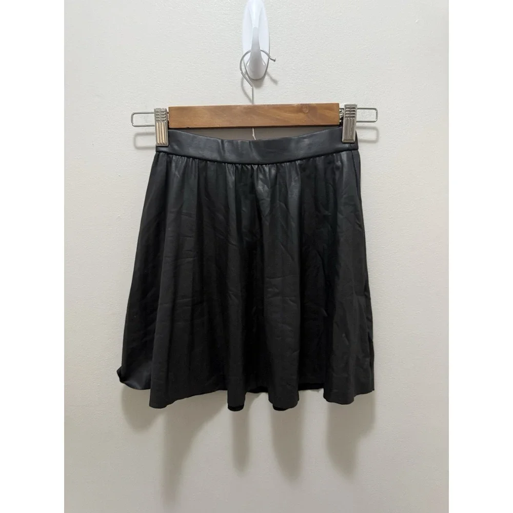 ZARA Kids Black Faux Leather‎ Skater Pleated Mini Skirt – Girls Size 10 (140 cm)